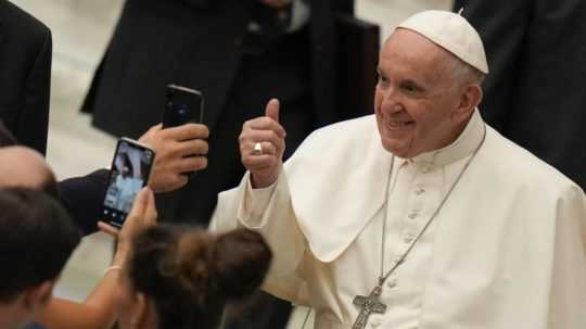 Pápež František gestikuluje počas pravidelnej verejnej audiencie vo Vatikáne.