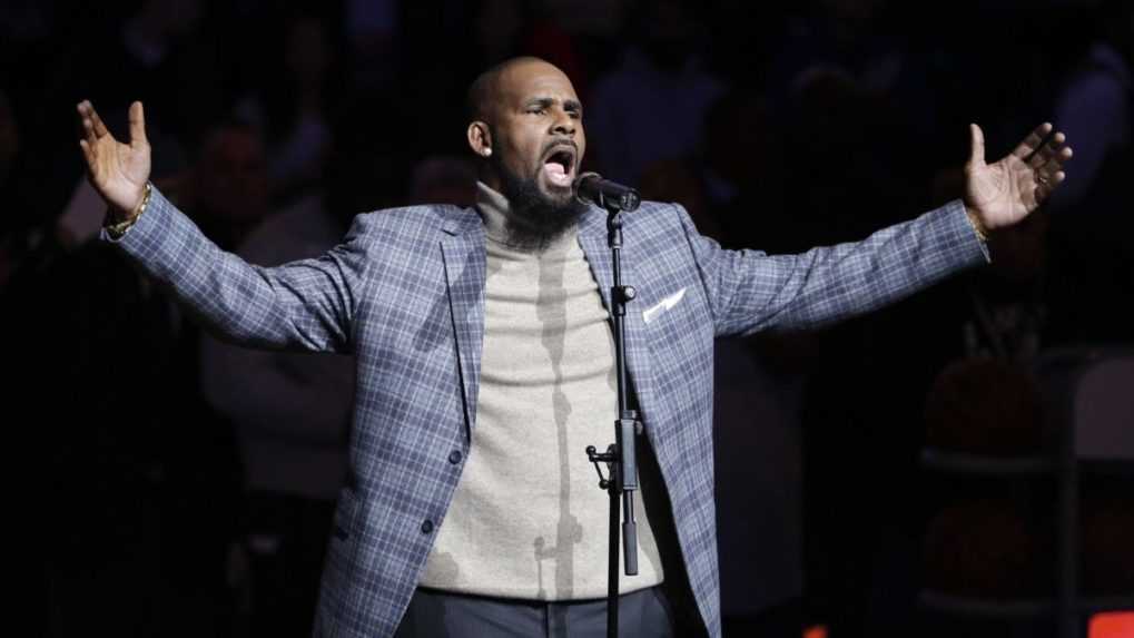 Speváka R. Kellyho uznali za vinného, hrozí mu doživotie