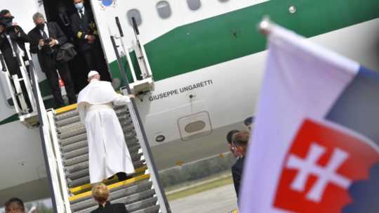 Pápež František pri lietadle.