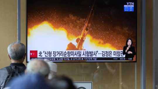 Severokórejský raketový test v televíznom spravodajstve.