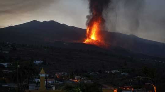 erupcia lávy sopky La Cumbre Vieja
