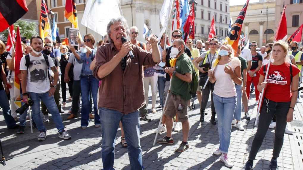 Tisícky Talianov i Holanďanov protestovali proti povinným covidovým pasom