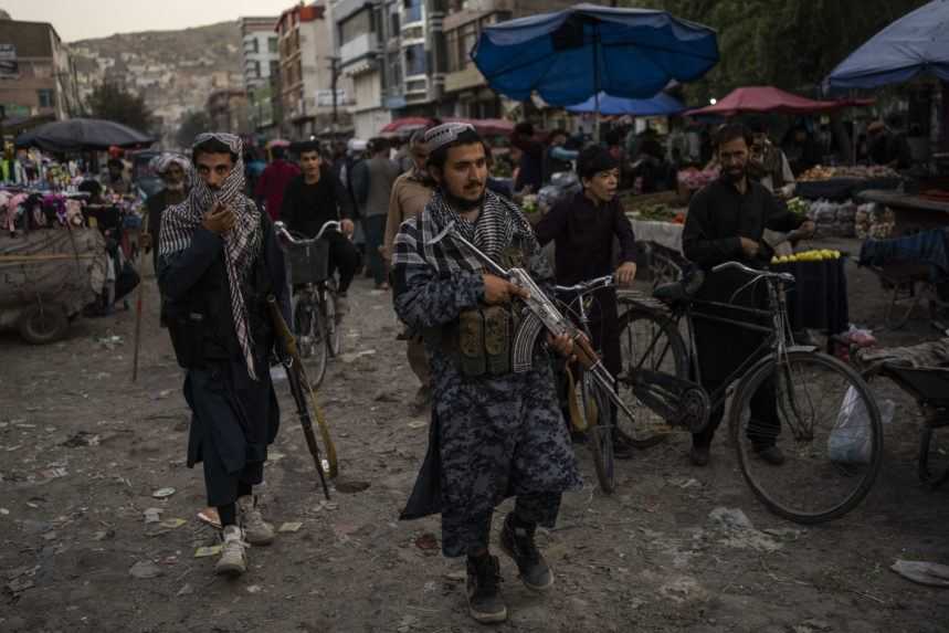 Taliban zakázal holičom zastrihávanie brád. Odporuje to islamskému právu, tvrdí