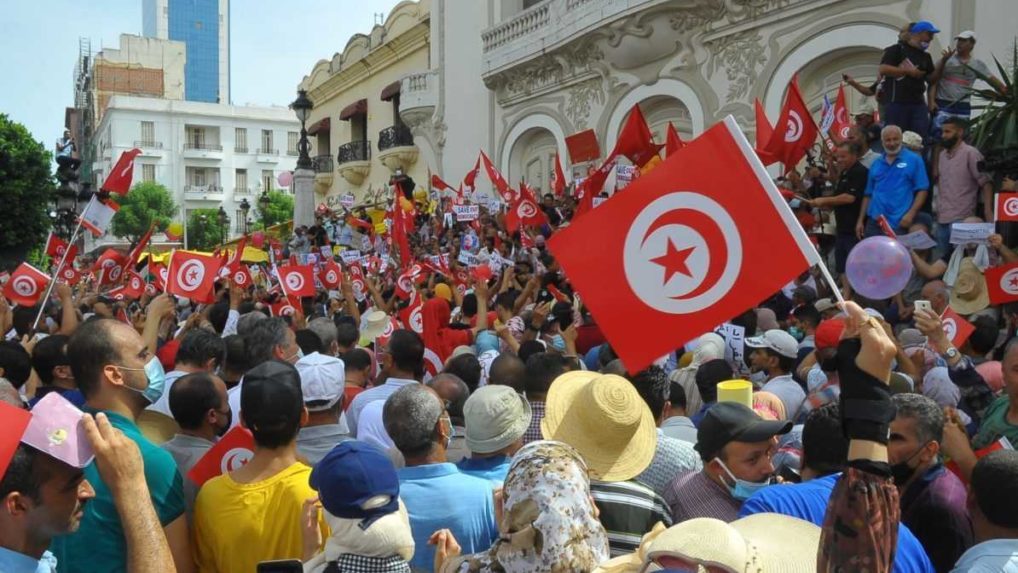 Tisíce protestujúcich vyšli do ulíc Tunisu, žiadajú odstúpenie prezidenta
