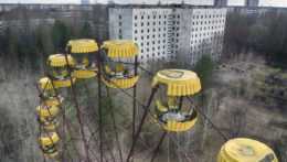 Opustený kolotoč v parku v opustenom meste Pripiať, ktoré sa nachádza 3 kilometre od jadrovej elektrárne v Černobyle