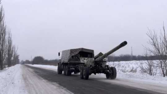 Ukrajinské delostrelecké jednotky počas presunu na pozície pri meste Avdijivka na východe Ukrajiny.