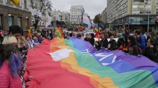 účastníci pochodu za práva LGBT komunity v Kyjeve