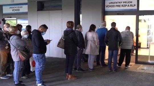 Ľudia čakajú pred urgentným príjmom v nemocnici v Levoči.