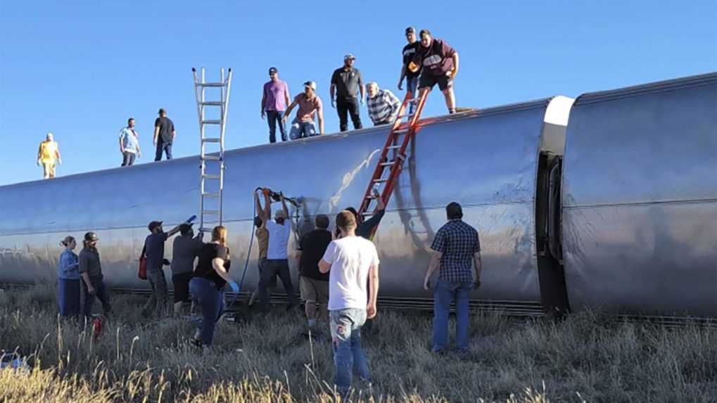 Pri vykoľajení vlaku na severe Montany zomreli najmenej traja ľudia