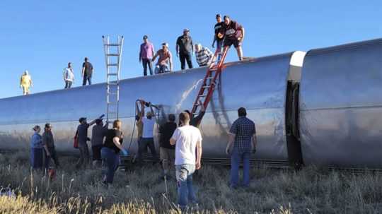 Ľudia pomáhajú pri vykoľajení vlaku v americkom štáte Montana