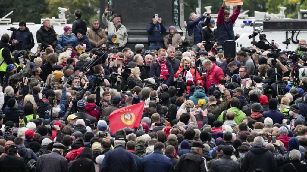 Prívrženci komunistov protestovali v Moskve proti výsledkom parlamentných volieb