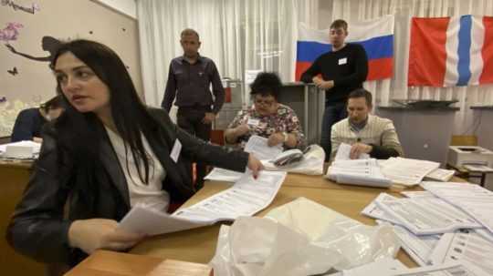 Ruská vládna strana Jednotné Rusko si po parlamentných voľbách podľa agentúry TASS udrží dvojtretinovú väčšinu v Štátnej dume (dolnej komore parlamentu), ktorá je nevyhnutná pre prijímanie ústavných zmien. Po sčítaní viac ako 68 percent hlasovacích lístkov má vyše 48 percent hlasov. Oproti minulým voľbám teda stratila podporu zhruba desatiny svojich voličov, poznamenala agentúra Reuters. Do parlamentu, o ktorého zložení Rusi rozhodovali od piatka do nedele, sa zrejme dostanú ešte štyri ďalšie strany, ktoré prekročili potrebný päťpercentný prah. Jednotné Rusko si zatiaľ nárokuje približne 304 mandátov v 45-člennej dume, spresnil TASS s odvolaním sa na centrálnu volebnú komisiu. Voľby do dolnej komory parlamentu sú zmiešané, polovica mandátov je rozdelená podľa straníckych kandidátov a ďalších 225 kresiel je obsadených väčšinovou voľbou v jednomandátových okruhoch - v nich môže Jednotné Rusko podľa TASS počítať s približne 195 miestami. V parlamente zasadnú tiež komunisti, ktorí si od minulých volieb v roku 2016 zrejme polepšili a teraz sú priebežne na druhom mieste s asi 20 percentami hlasov. Pred piatimi rokmi za nich hlasovalo 13, 3 percentá voličov. Jednotné Rusko a komunistov nasleduje Liberálnodemokratická strana Ruska (LDPR) Vladimira Žirinovského s necelými ôsmimi percentami hlasov a strana Spravodlivé Rusko s viac ako 7, 4 percentá. Novozaložená strana Noví ľudia má podľa čiastkových výsledkov 5, 58 percent hlasov a teda prekonala päťpercentnú hranicu potrebnú pre zisk mandátov. Všetky tieto strany sa podľa agentúry AFP dajú z veľkej časti považovať za spojencov Kremľa. Podľa predbežných údajov Jednotné Rusko, ktoré je spojené s prezidentom Vladimirom Putinom, nezopakuje výsledok z minulých volieb, keď získalo vyše 54 percent hlasov. Tlačové agentúry to spájajú s poklesom popularity strany v dôsledku horšiacej sa ekonomickej situácie v krajine i s obvinením z korupcie, ktoré proti súčasnému vedeniu krajiny vznáša opozícia vedená teraz väzneným Alexejom Navaľným. Úrady stúpencov Navaľného z volieb vyradili, ale opozícia sa snažila výsledok ovplyvniť aspoň tým, že voličom ponúkala pokyny na taktické hlasovanie proti kandidátom Jednotného Ruska. V mnohých prípadoch tieto rady v praxi smerovali k voľbe komunistov. Opozícia zhromaždená okolo Navaľného priebežné výsledky komunistov považuje za dôkaz úspechu svojej stratégie. Úrady zároveň obvinila z rozsiahlych podvodov pri sčítaní a odsúdila " morálny úpadok " vládnucej moci.