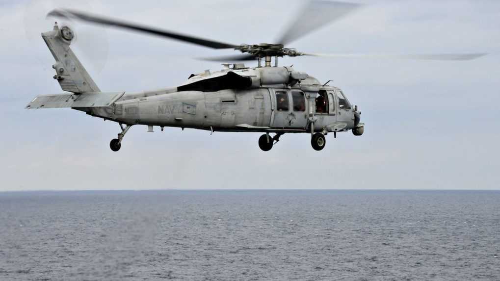 Po zrútení vrtuľníka do mora je nezvestných päť osôb