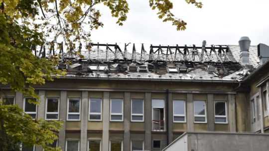 Poškodená strecha Ústrednej vojenskej nemocnice v Ružomberku.
