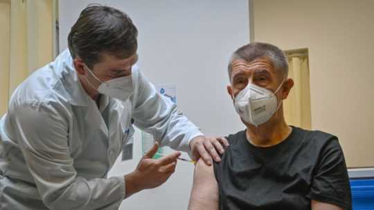 Andrej Babiš dostáva tretiu dávku vakcíny proti ochoreniu COVID-19.