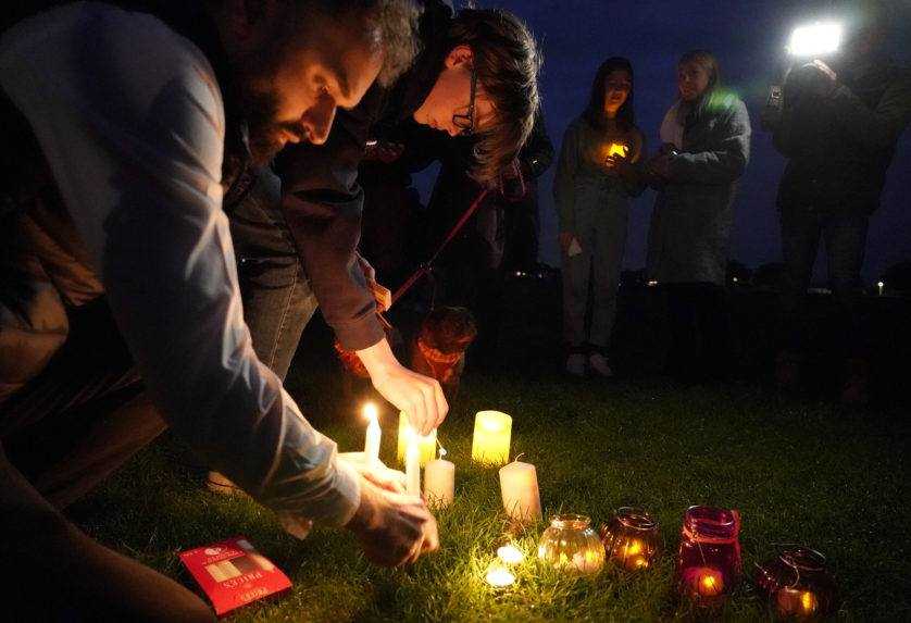 Stovky ľudí so sviecami sa v Británii zúčastnili spomienky na zavraždeného poslanca