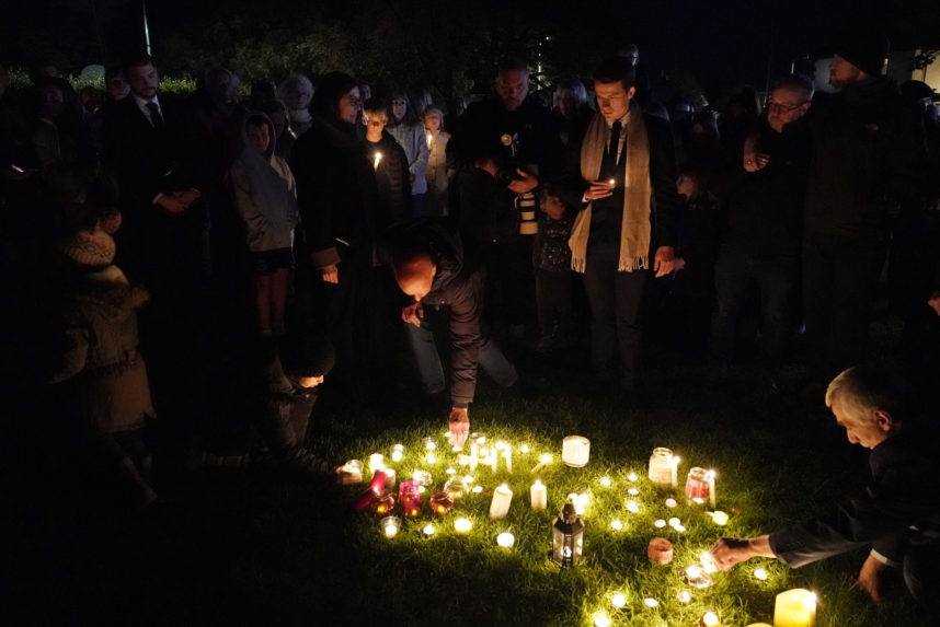 Stovky ľudí so sviecami sa v Británii zúčastnili spomienky na zavraždeného poslanca