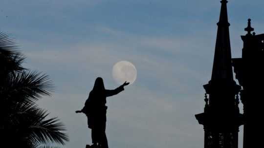 Na snímke socha Panny Márie s mesiacom v splne V Santiagu de Chile.