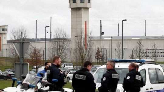Polícia pred francúzskym väzením