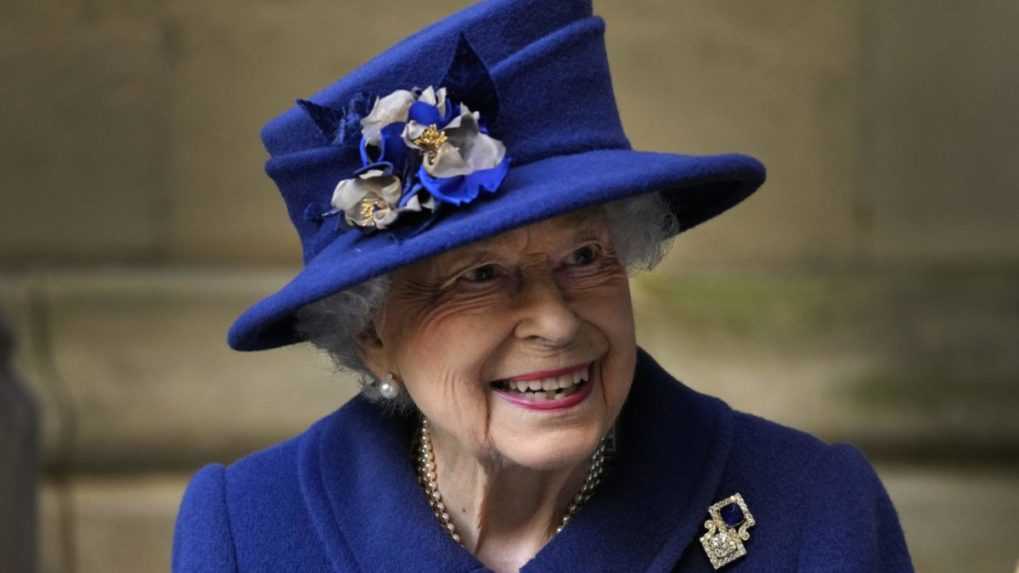 Kráľovná Alžbeta II. zrušila cestu do Severného Írska. Lekári jej radia odpočívať
