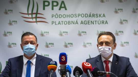 Na snímke zľava riaditeľ Pôdohospodárskej platobnej agentúry (PPA) Jozef Kiss a minister pôdohospodárstva a rozvoja vidieka SR Samuel Vlčan (nominant OĽaNO)