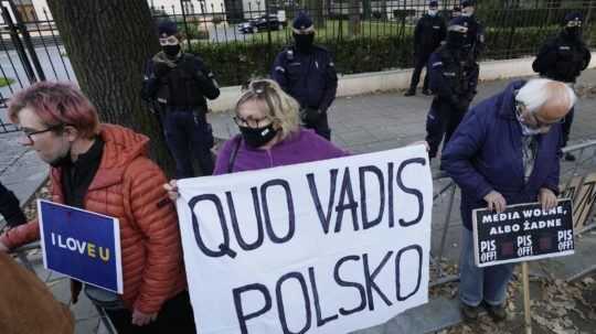Ľudia protestujú pred poľským Ústavným súdom vo Varšave.
