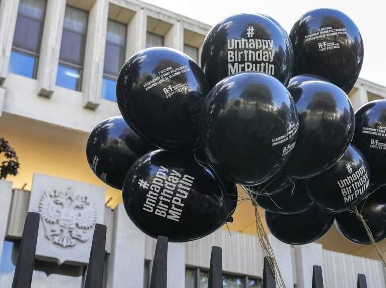 Čierne balóny pred ruským veľvyslanectvom