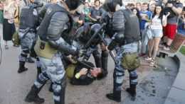 Zásah ruskej polície proti demonštrantom.