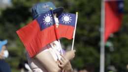Žena s vlajkami Taiwanu