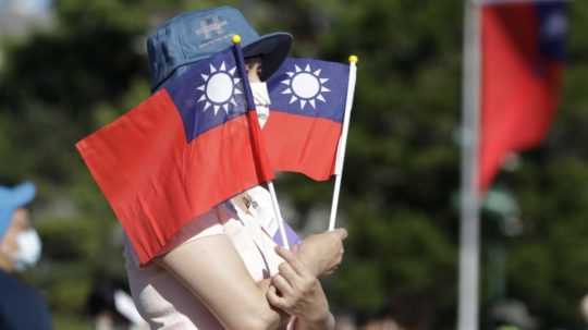 Žena s vlajkami Taiwanu