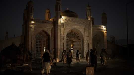 bojovníci Talibanu pred vchodom do mešity, kde došlo k bombovému útoku
