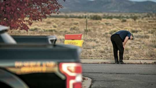 rozrušený americký herec Alec Baldwin na parkovisku pred úradom šerifa okresu Santa Fe