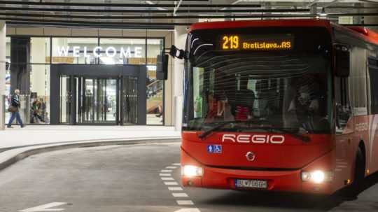 regionálny autobus na novej autobusovej stanice Nivy
