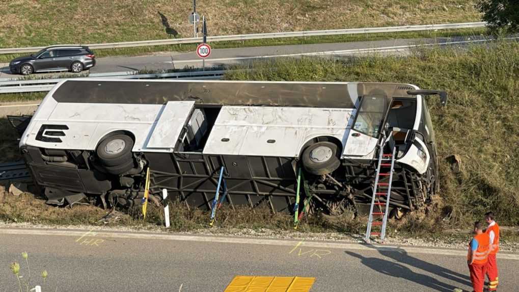 Pri zrážke autobusu s nákladiakom zomrelo najmenej 6 ľudí