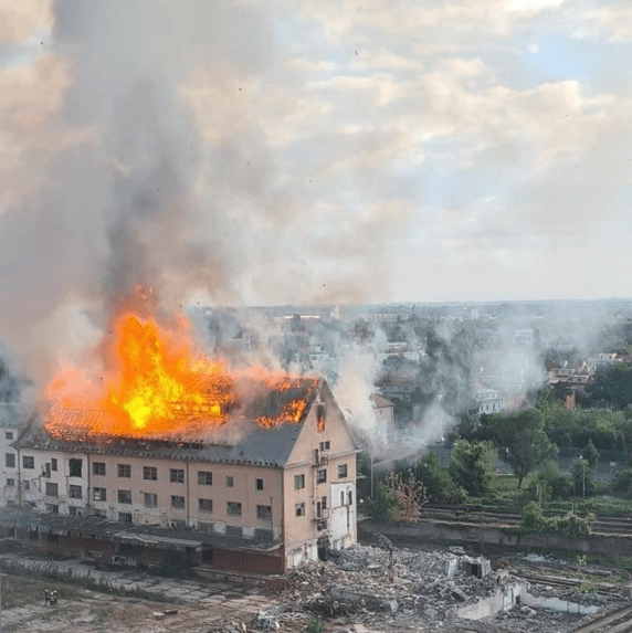 Hasiči zasahujú pri rozsiahlom požiari budovy v Bratislave
