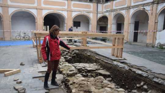 Archeologička Zuzana Staneková ukazuje múry stredovekého hradu na mieste Bytčianskeho kaštieľa
