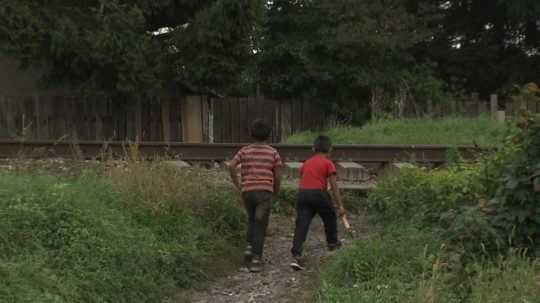 Deti pobehujú pri koľajniciach