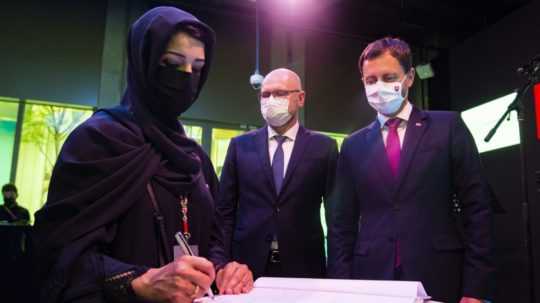 Na snímke vtedajší minister hospodárstva Richard Sulík a expremiér Eduard Heger s Rím Hášimíovou na EXPO Dubaj 2020.