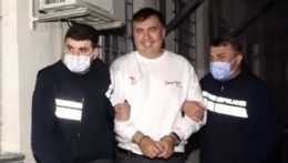 Policajti eskortujú bývalého gruzínskeho prezidenta Michaila Saakašviliho