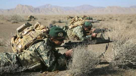 iránski vojaci počas cvičenia.