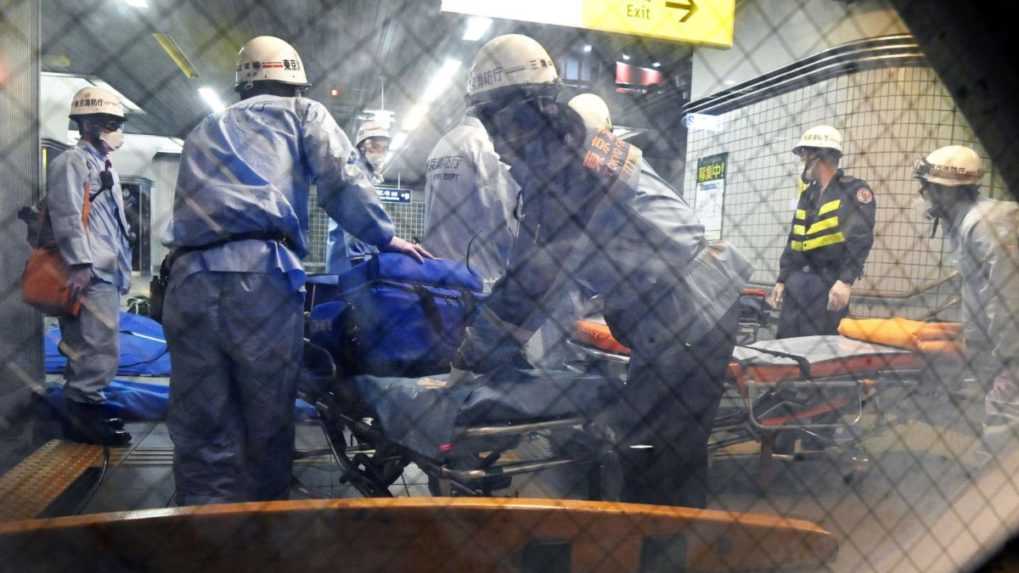Muž vo vlaku v Tokiu nožom zranil 17 ľudí a založil požiar