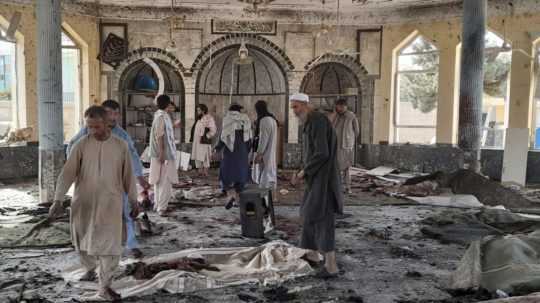 Škody po výbuchu mešity.
