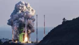 štart prvej juhokórejskej nosnej rakety Nuri z rampy vo vesmírnom stredisku Naro