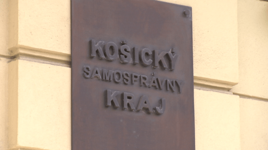 Pohľad na tabuľu budovy úradu Košického samosprávneho kraja