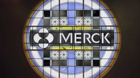 logo farmaceutickej spoločnosti Merck na budove firmy v americkom Kenilworthe