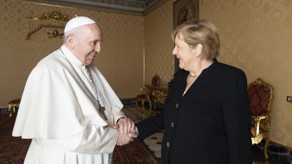 Merkelová sa s pápežom Františkom rozprávala o klimatickej zmene