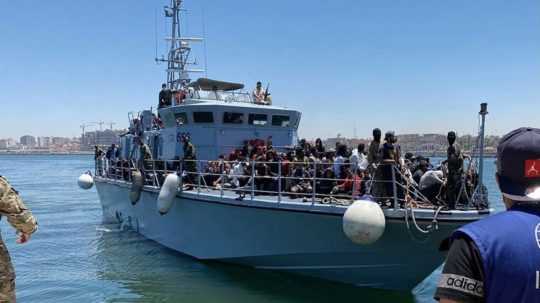 Loď s migrantmi v Líbyi