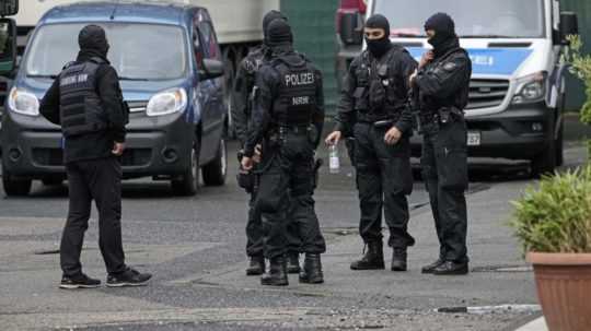 Na ilustračnej snímke nemeckí policajti.