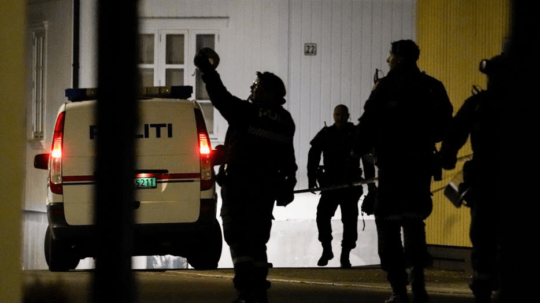 Polícia v Nórsku po útoku muža s lukom a šípmi.