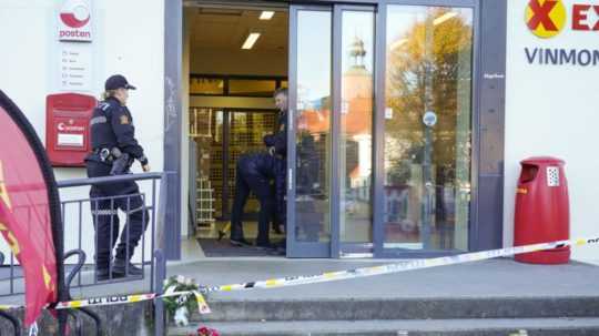 Policajti pred obchodom v nórskom meste Kongsberg po útoku muža s lukom a šípmi.